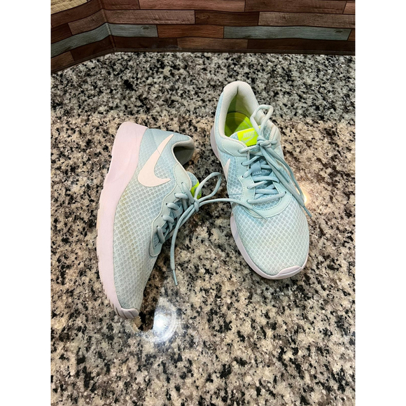 Nike Tanjun Sneakers, size 9.5 - Picture 1 of 6